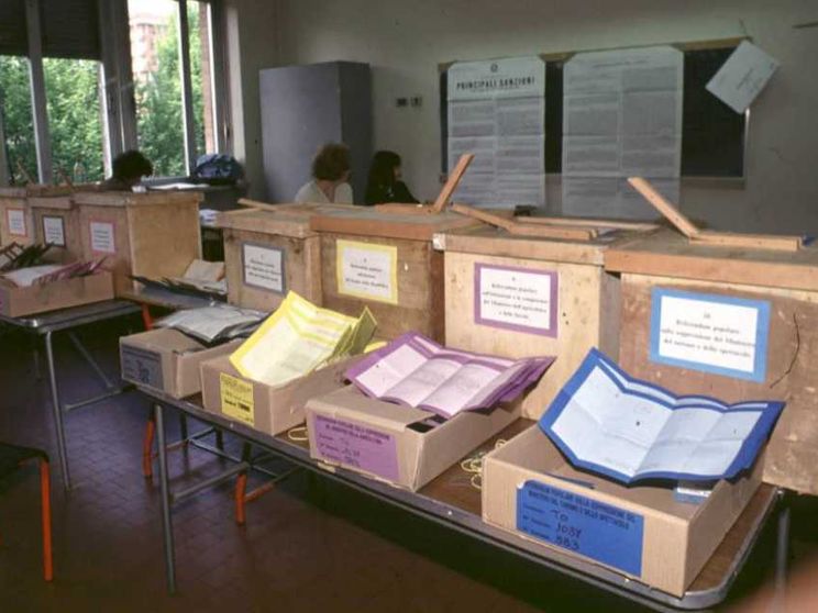 La raffica delle regionali e il teatrino del voto no stop