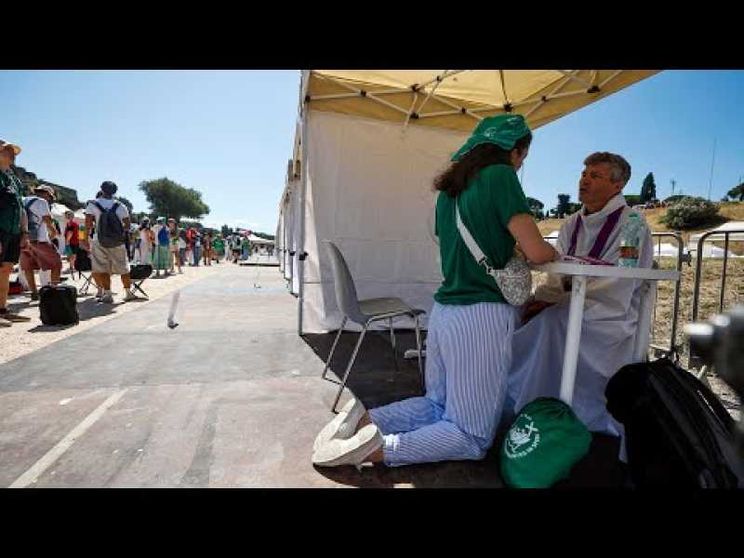 Viaggio al Circo Massimo: migliaia di giovani in coda ai confessionali