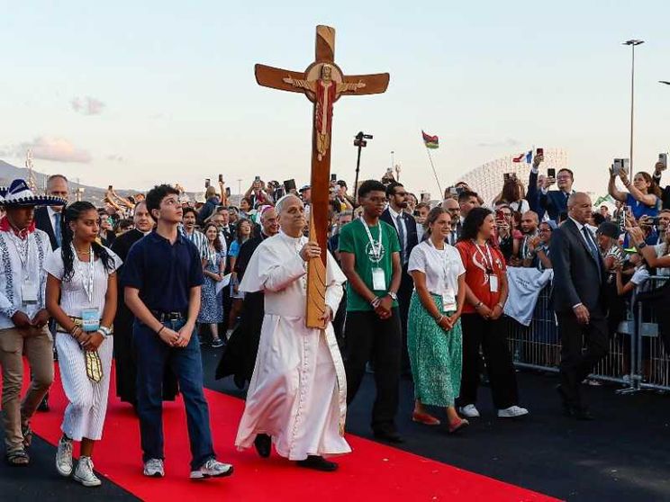 Il Papa ai giovani: «Il mondo ha bisogno di missionari della pace»