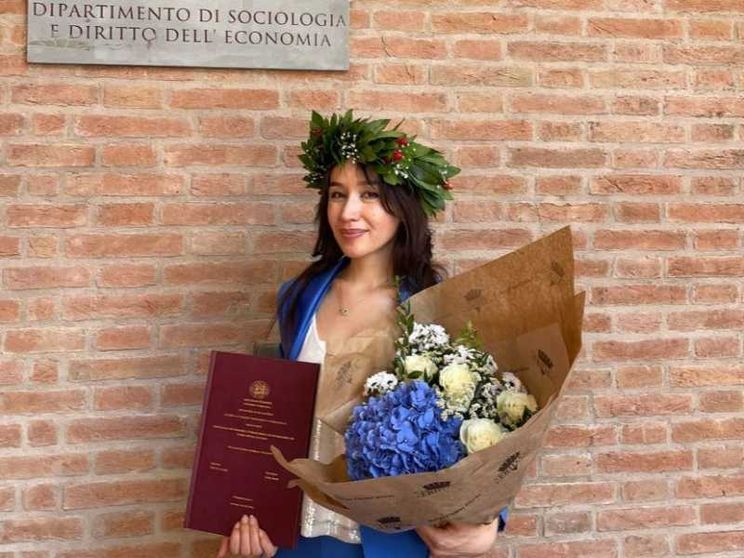 Una laurea per Sediqa, la rifugiata afghana che sogna la libertà per tutte