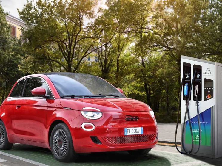 Mercato auto ancora in calo a luglio, ma qualcuno festeggia