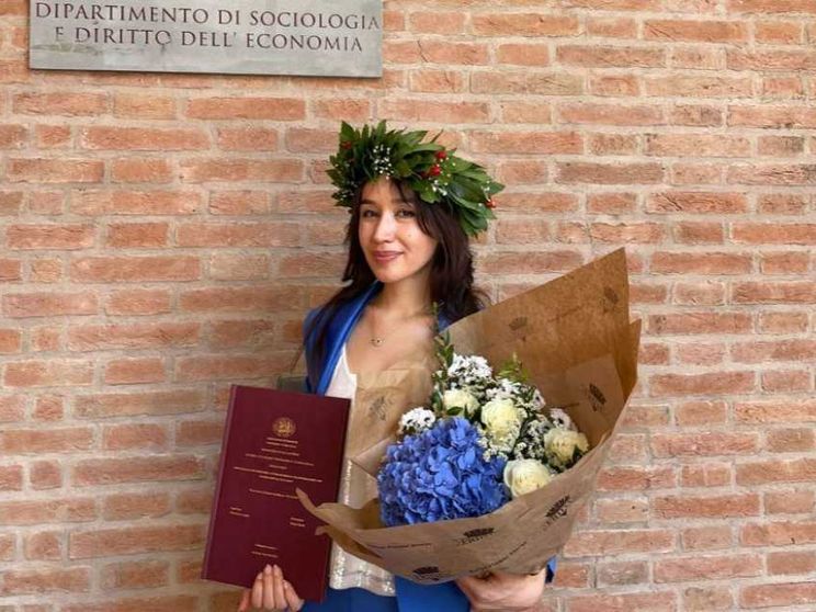 Una laurea per Sediqa, la rifugiata afghana che sogna la libertà per tutte