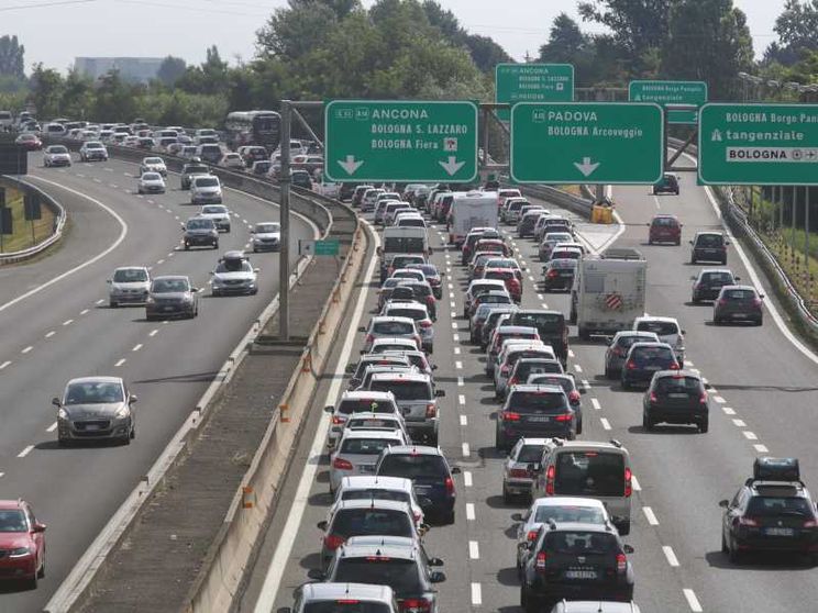 Esodo: ecco quanto ci costano benzina, autostrade e aree di servizio