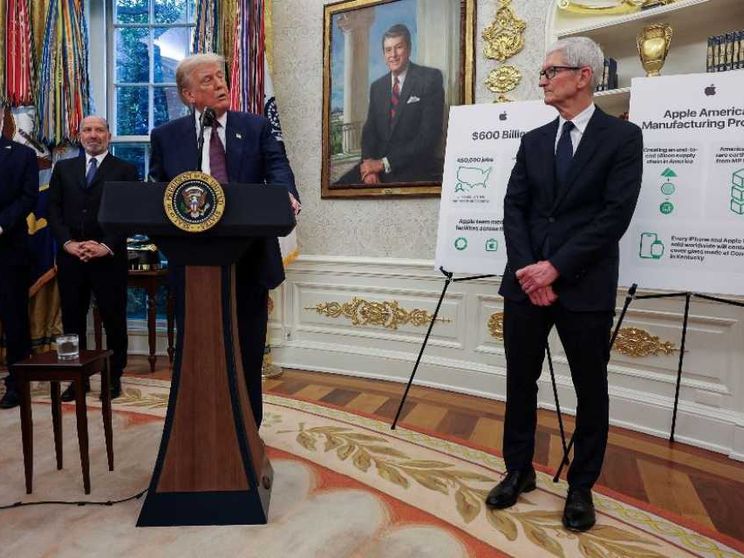 Apple cede a Trump: investe 100 miliardi per evitare i dazi