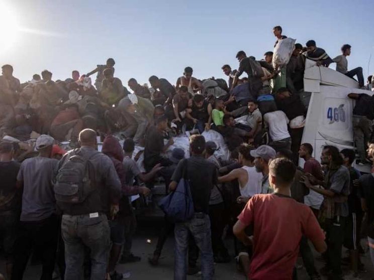 Così affamati da ribaltare un camion. La spinta Usa per più cibo a Gaza