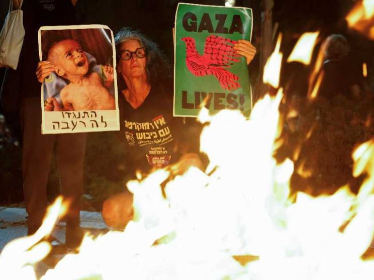 Lo Stato di Palestina, sì o no. E nel frattempo Gaza brucia