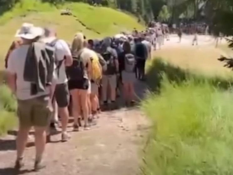 Le Dolomiti assediate dai turisti: «Rinunciamo al marchio Unesco»