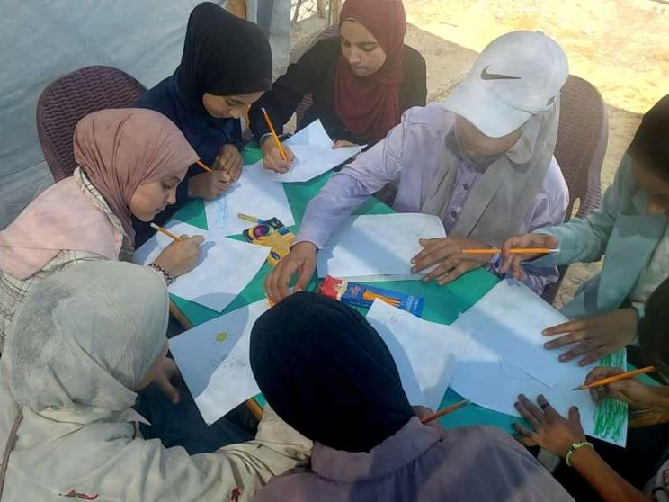 «Bombardano tutto, anche le tende». Il dramma nei disegni delle ragazze