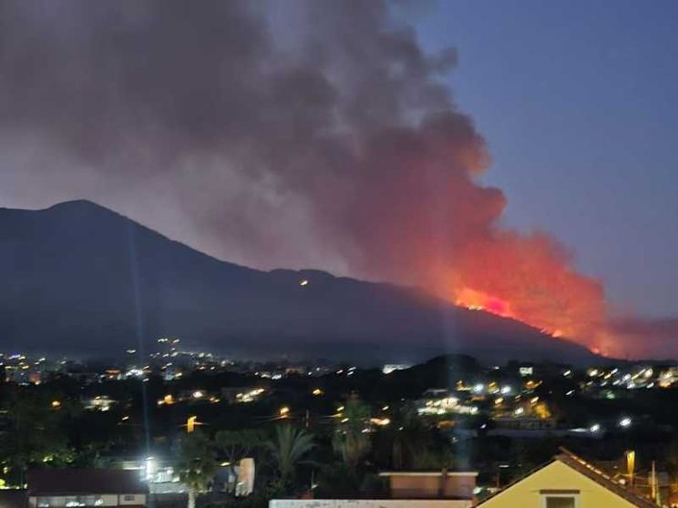 Brucia il Vesuvio, si risveglia l'Etna