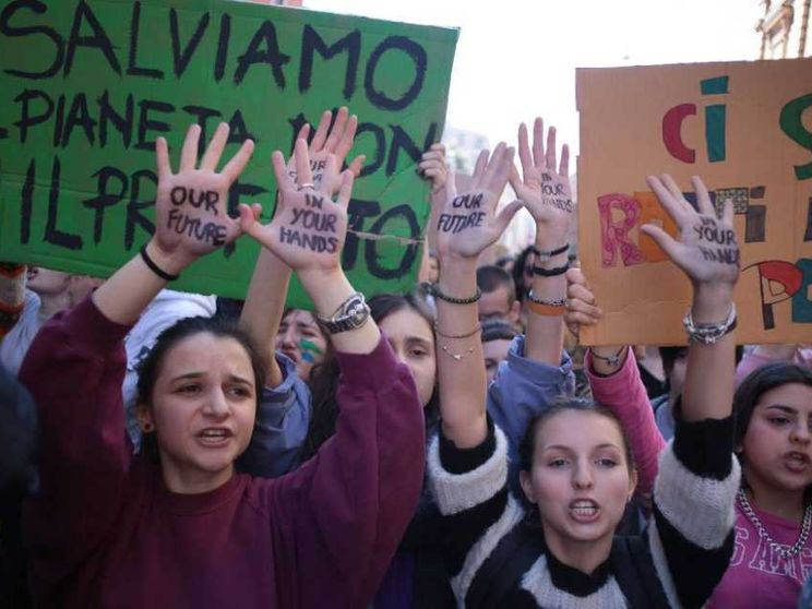 Giovani, cresce l'attivismo. Ma lo spazio politico è minimo