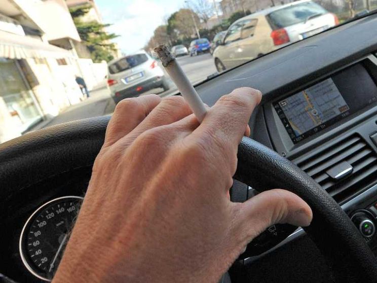 Multe fino a 18mila euro per chi getta rifiuti dal finestrino