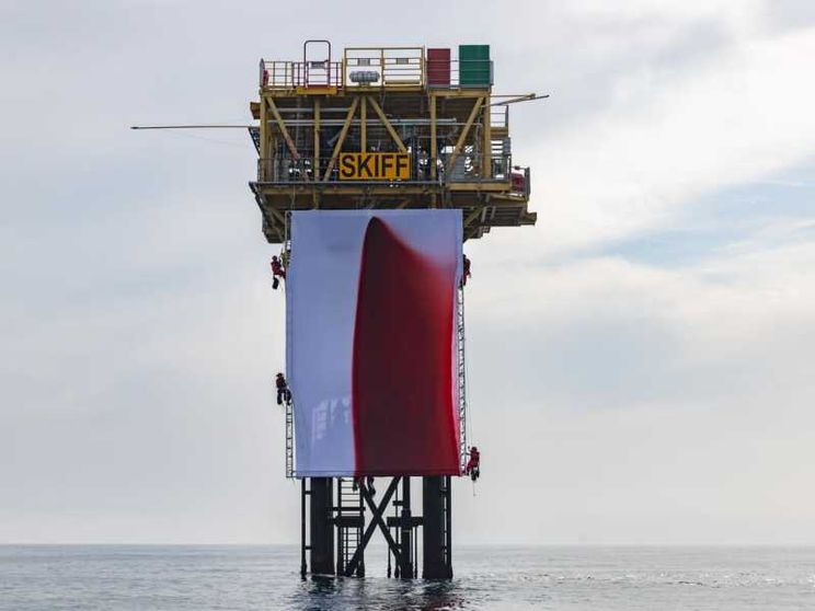 Greenpeace installa una gigantesca opera di Anish Kapoor su una piattaforma Shell