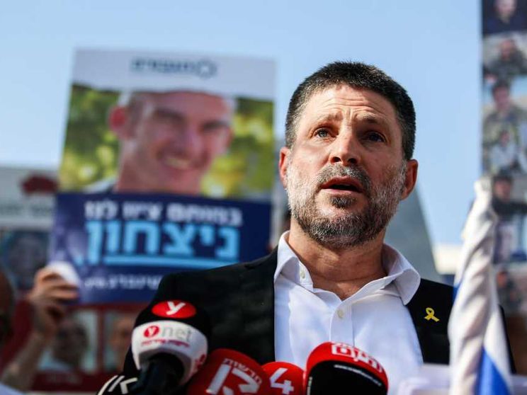 L'ultradestra preme sul governo: appoggio in cambio di nuovi insediamenti