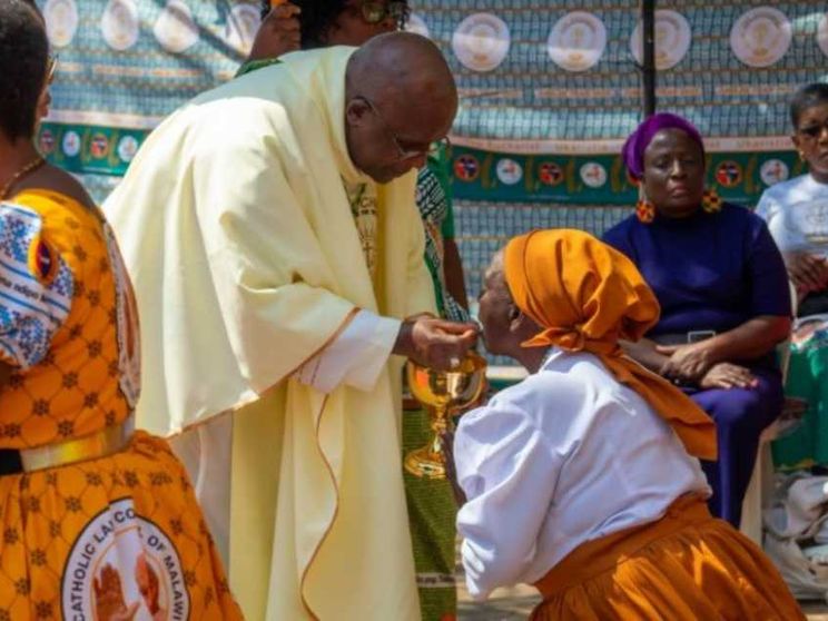 La lezione della Chiesa del Malawi: no all'uso dei cellulari a Messa e non solo