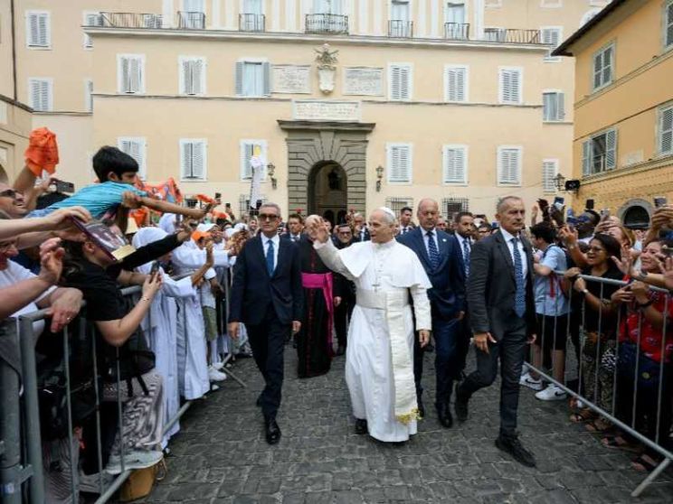 La lunga tavola apparecchiata a Castel Gandolfo: Leone XIV pranza coi poveri