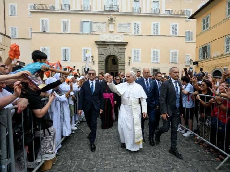 La lunga tavola apparecchiata a Castel Gandolfo: Leone XIV pranza coi poveri