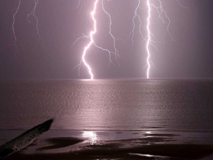 Morti e feriti: perché così tanti fulmini ad agosto (e come evitarli)