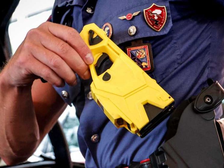 Due vittime in poche ore: il taser è finito sotto accusa