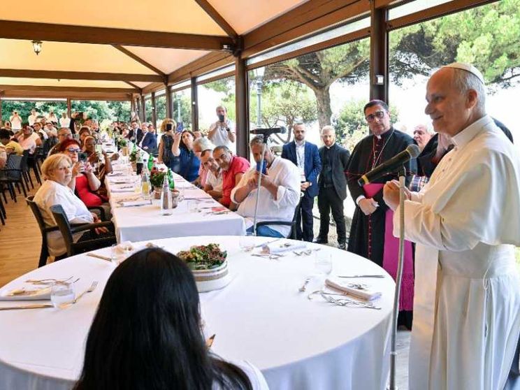 Il Papa e il pranzo con i poveri: «Vadano a buon fine gli sforzi per la pace»