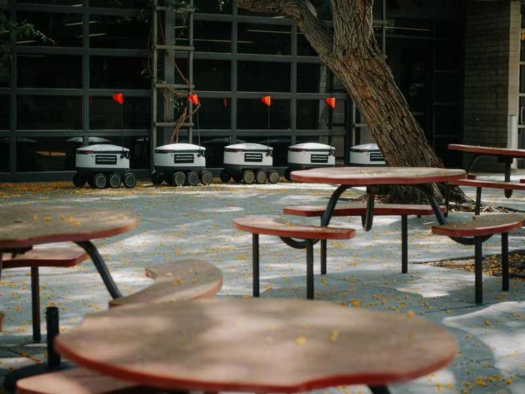 Lavorare fra un quarto di secolo, in mezzo a robot e agenti IA