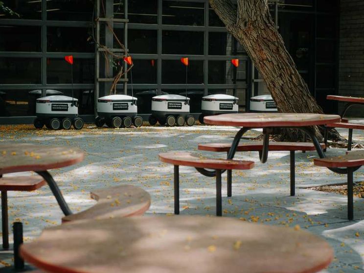 Lavorare fra un quarto di secolo, in mezzo a robot e agenti IA