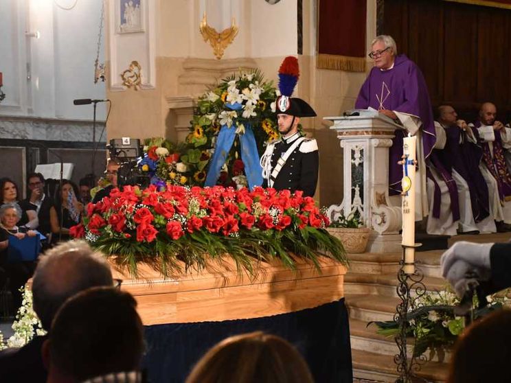 I funerali di Pippo Baudo. Don Albanese: «Ha ricevuto piangendo la comunione»