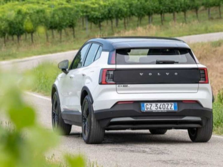 Volvo EX30 Cross Country, la prima elettrica familiare che esce dall'asfalto