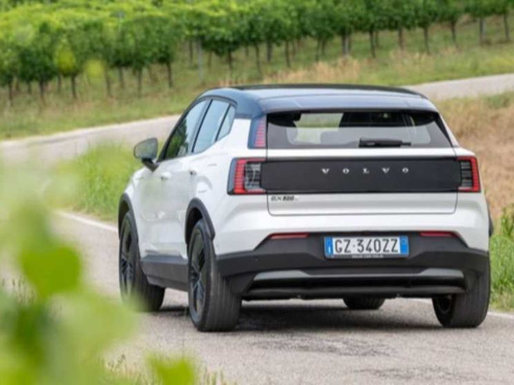Volvo EX30 Cross Country, la prima elettrica familiare che esce dall'asfalto
