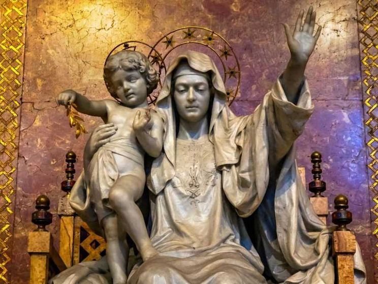 La teologa Albano: «Vi spiego perché invochiamo Maria e come ci protegge»