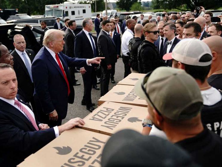 Trump ha portato pizza e hamburger alla Guardia nazionale schierata a Washington