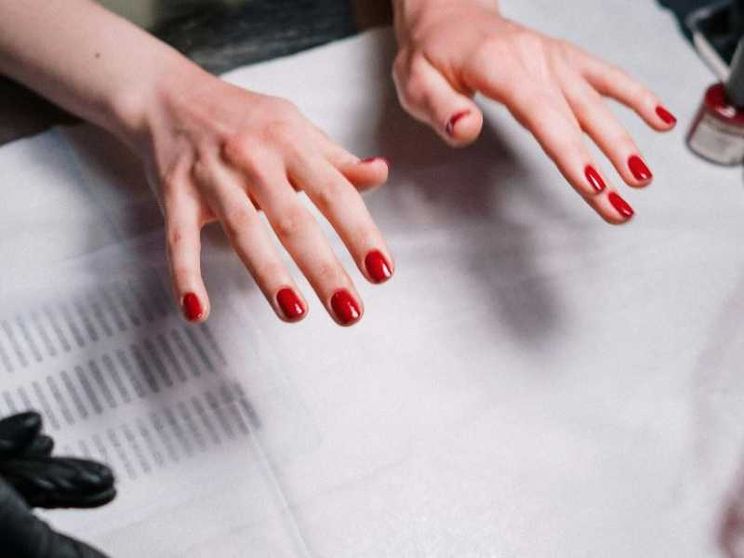 L’Ue perde lo smalto: stretta sulle manicure dal primo settembre. Cosa cambia