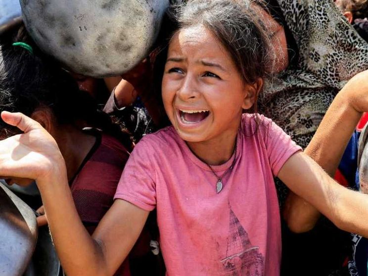 Guerre, soprusi, menzogne: vediamo tutto, niente ci scuote. Ma perché?