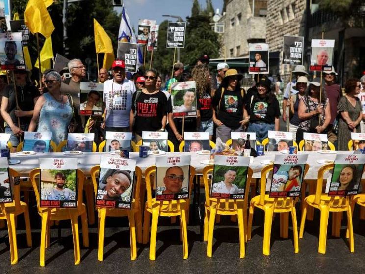 I familiari degli ostaggi insistono: «Subito un accordo»