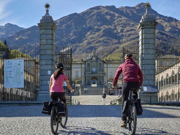 A piedi o in bicicletta: il piccolo boom del Cammino d’Oropa