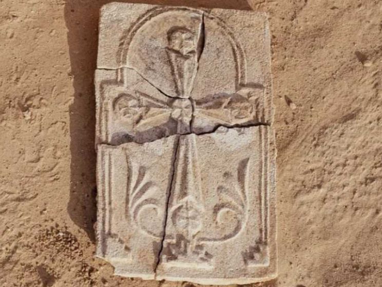 Una croce del VII secolo emerge dalle sabbie di Abu Dhabi