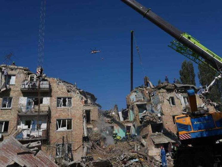 Pioggia di fuoco su Kiev, decine di morti. «Mosca rifiuta la pace»