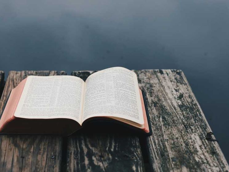 Leggere la Bibbia sine glossa. E sine smartphone