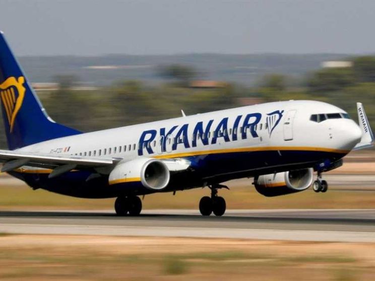 Bagaglio a mano fuorimisura? Ryanair premia gli steward che fanno la spia