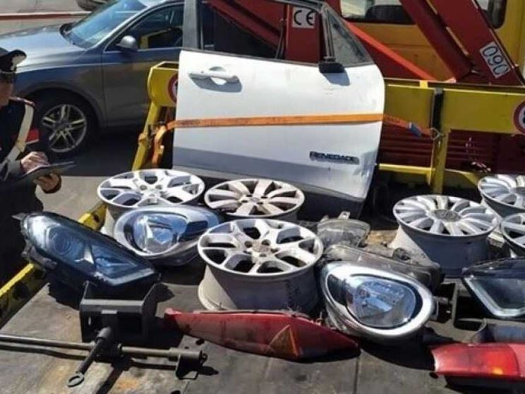 Fari, cerchi, paraurti: i pezzi pregiati dei "cannibali" delle auto