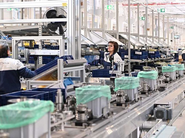 Accordo Usa-Ue su auto e beni industriali, Trump tassa i "pacchi"