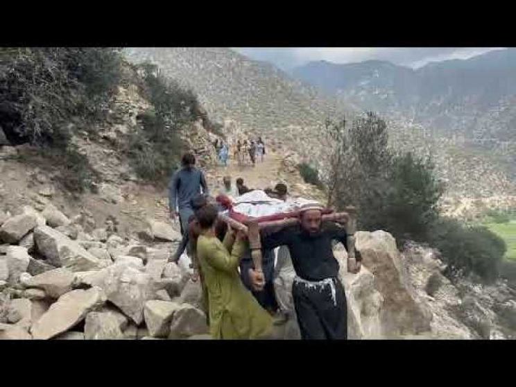 Afghanistan, oltre 1.400 le vittime: portiamo a valle i corpi a spalla