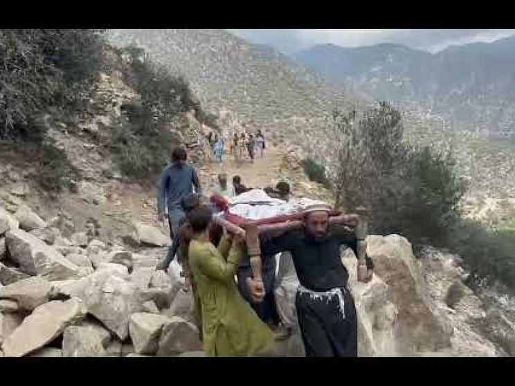 Afghanistan, oltre 1.400 le vittime: portiamo a valle i corpi a spalla