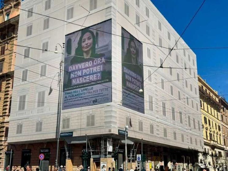 «Provetta per tutte»: davanti ai Musei Vaticani la campagna contro la legge 40