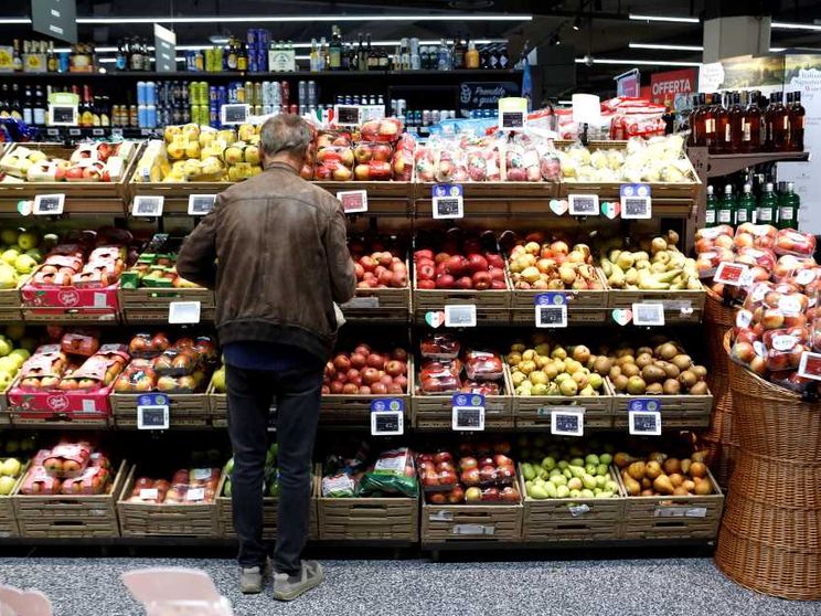 Come funziona “Dedicata a te”, la carta per la spesa delle famiglie povere