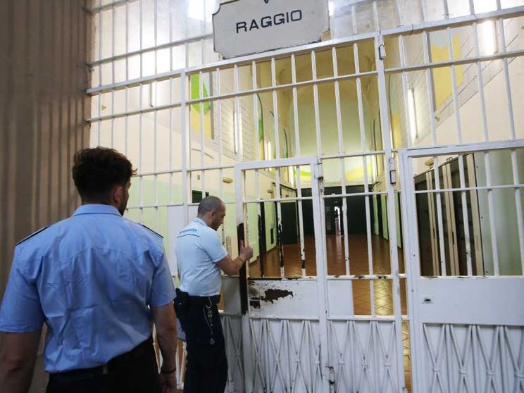 Il dramma del carcere ha anche una faccia nascosta: un "buco" di 20mila agenti