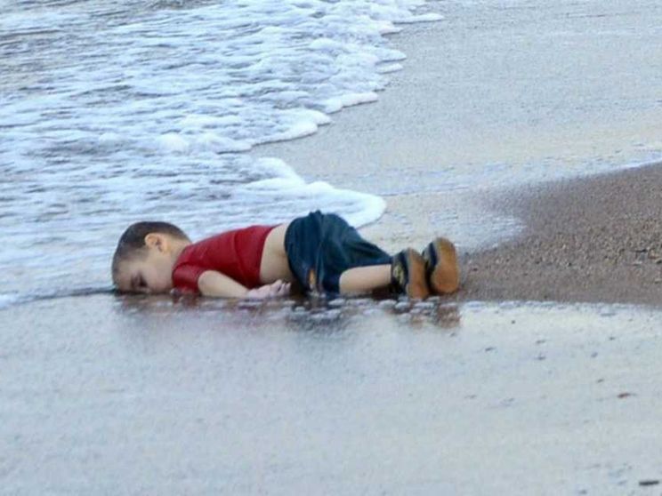 Dieci anni dopo Alan Kurdi, quel "mai più" resta un'illusione