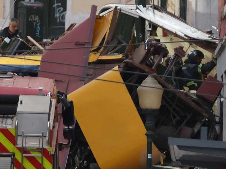 La tragedia della funicolare di Lisbona: «Mancava la manutenzione»