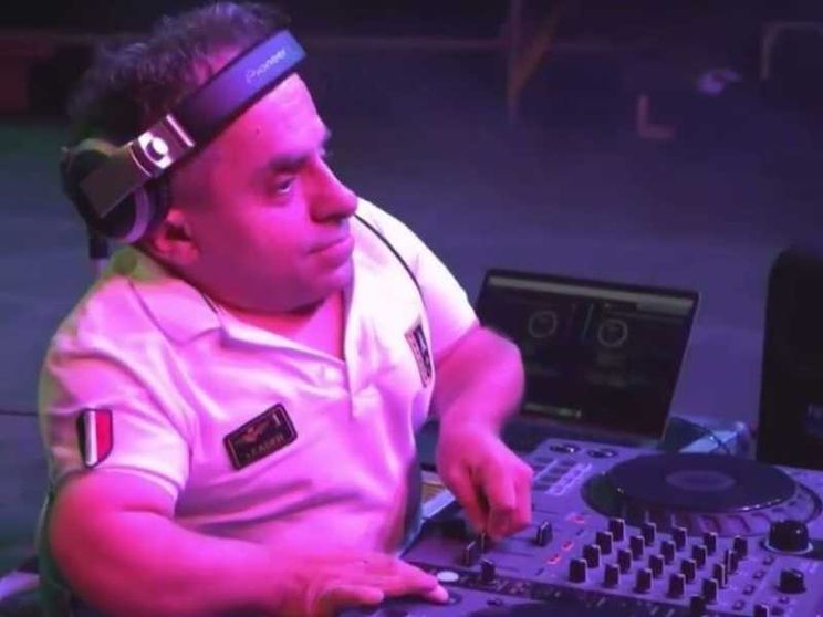 «Ai pregiudizi, gliele suono»: l'impresa in musica del dj più piccolo del mondo