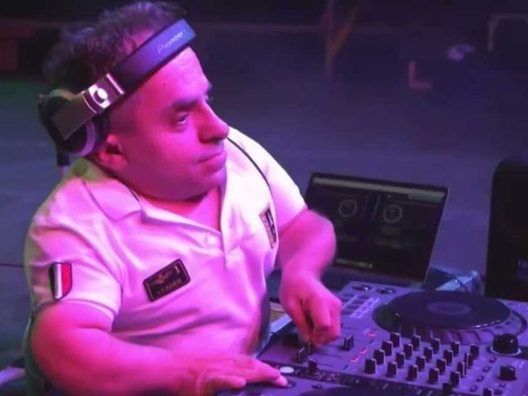 «Ai pregiudizi, gliele suono»: l'impresa in musica del dj più piccolo del mondo