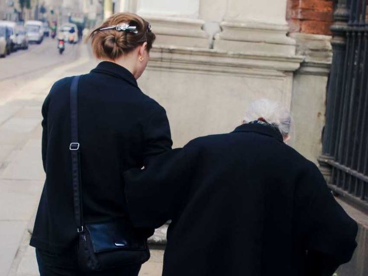 Corsie speciali fuori dalle quote: cosa ha deciso il governo sulle badanti